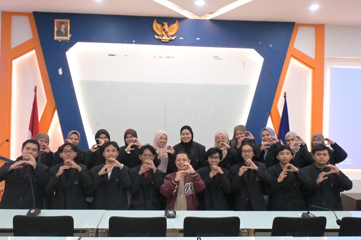 Foto bersama seluruh mahasiswa dan dosen
